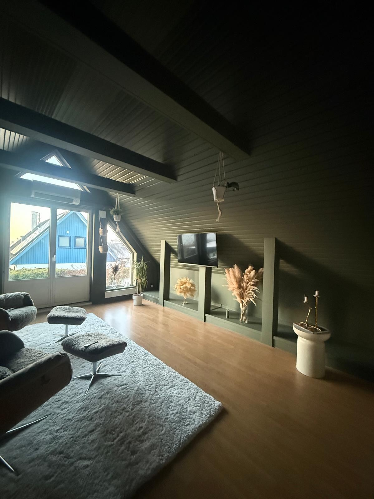 Rum med invändigt målade väggar i mörk kulör